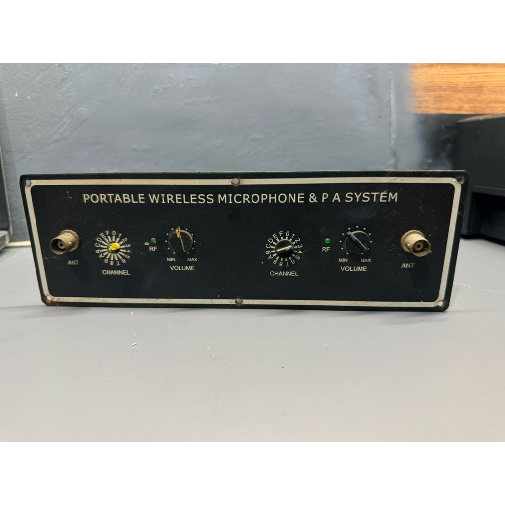 modul PORTABLE WIRELESS MICROPHONE & P A SYSTEM pada panelnya.Fitur VOLUME dan CHANNEL
