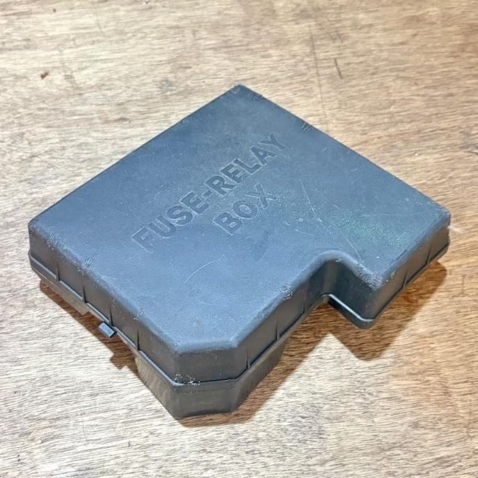 COVER TUTUP RELAY FUSE BOX SIKRING HYUNDAI MATRIX G4ED ORIGINAL 91950-0K510