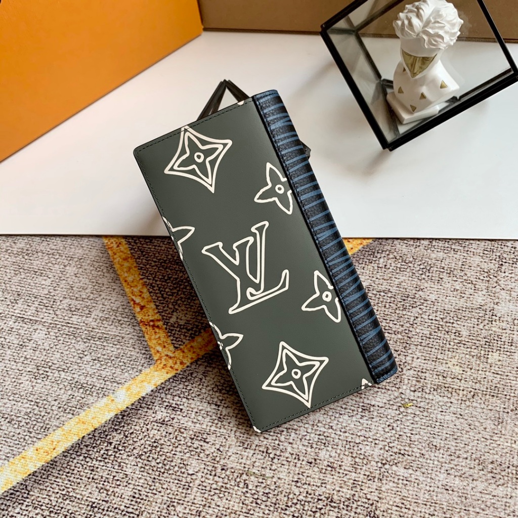 Dompet pria Louis Vuitton Brazza M69700 preloved dari Prancis dengan desain hitam elegan dan motif c