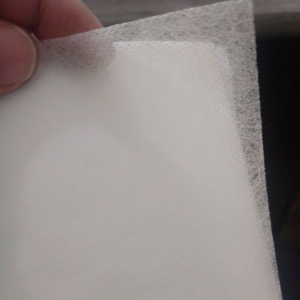 Kain spunbond tipis 20 gsm warna hitam dan putih