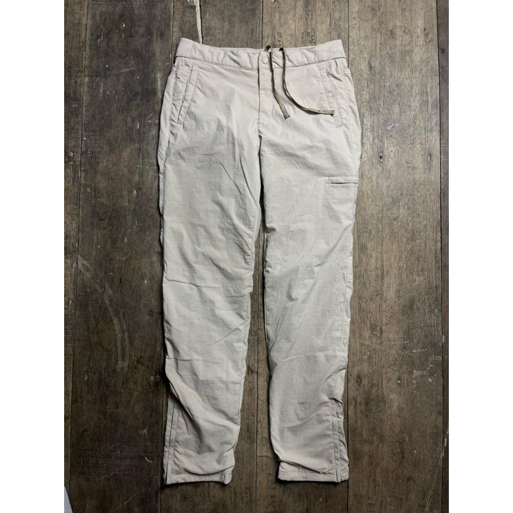 celana UNIQLO Windproof Warm Easy Pants.