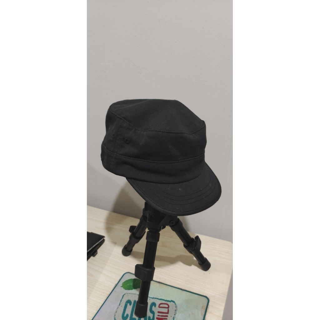 topi model komando visor pendek