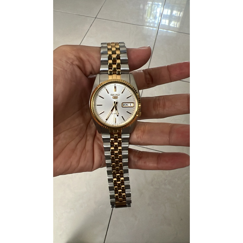 Seiko SNXJ90 automatic watch features a distinctive gold-toned fluted bezel and a matching two-tone 