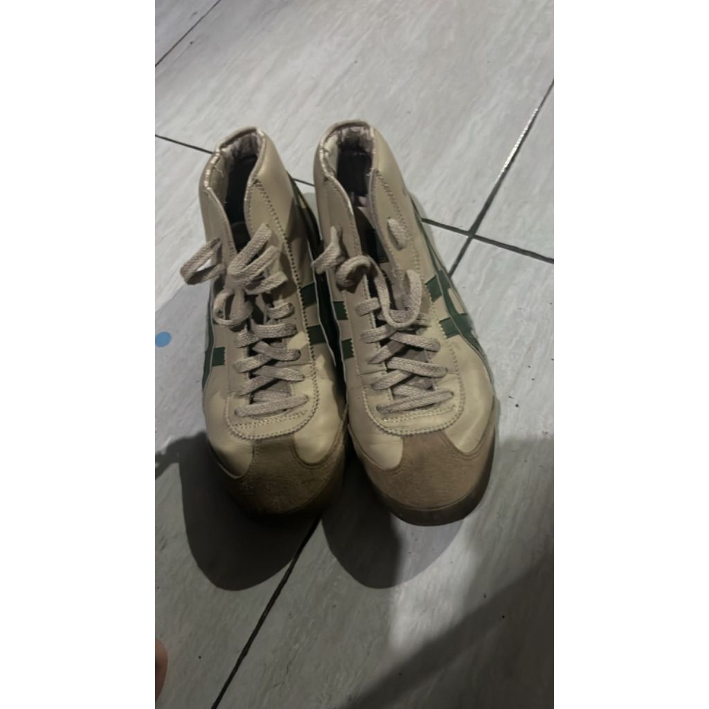 Preloved Sepatu Onitsuka Tiger Mid Runner