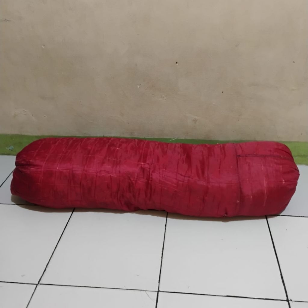 Guling kapuk bekas warna merah kain licin