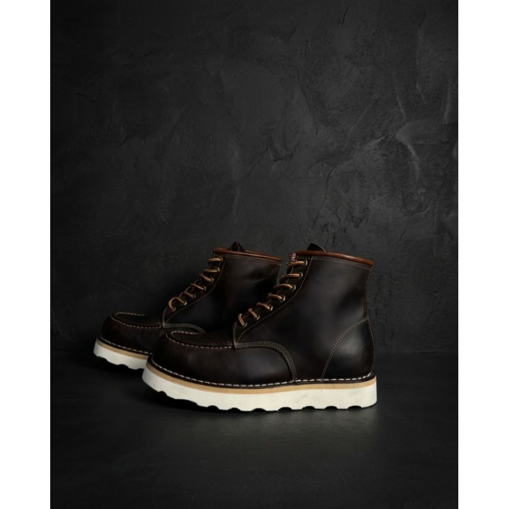 Sepatu kulit moc toe