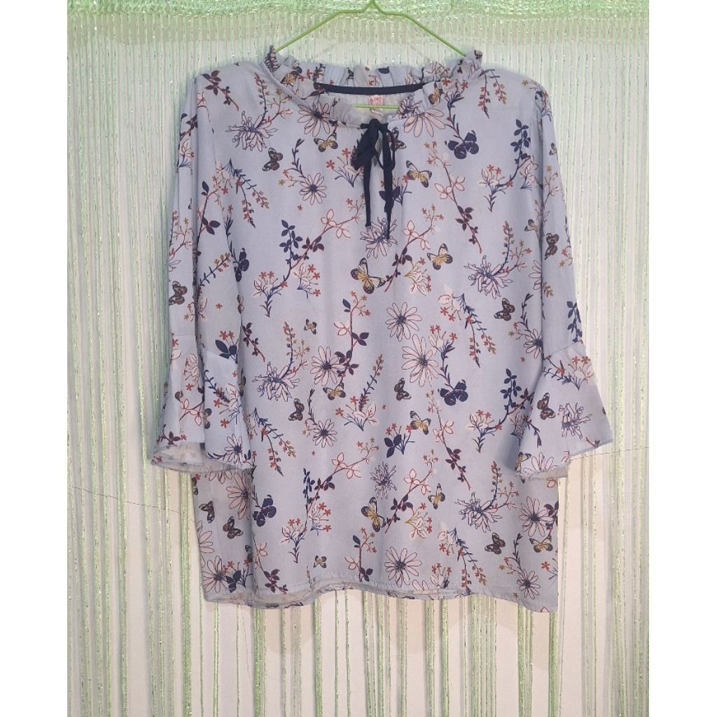 blouse blus wanita jumbo sifon biru muda lengan pendek terompet bunga-bunga, big size
