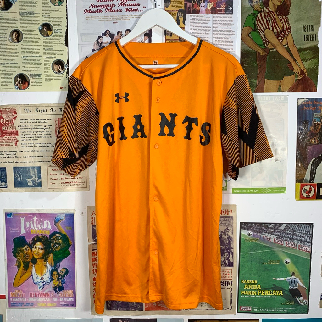 Jersey baseball Yomiuri Giants warna oranye dan logo Under Armour