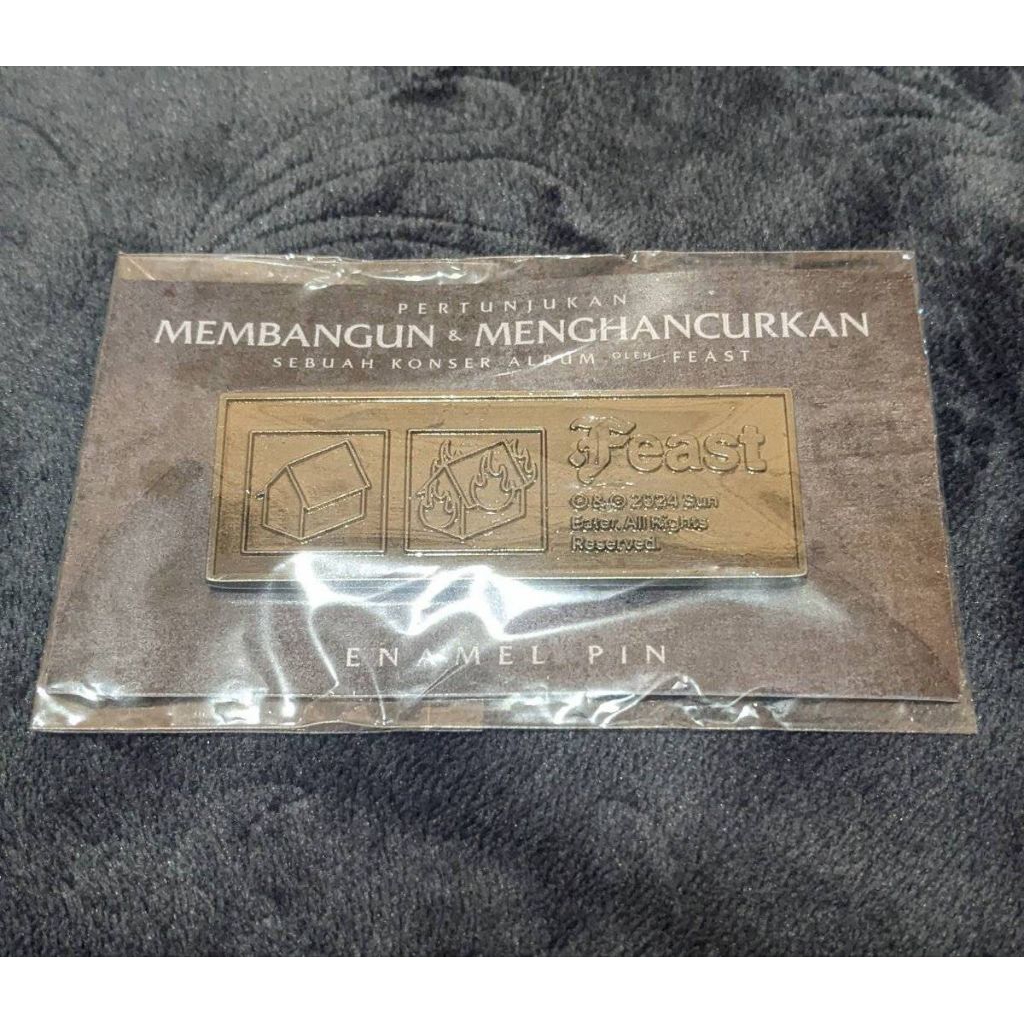 ENAMEL PIN .FEAST MEMBANGUN & MENGHANCURKAN