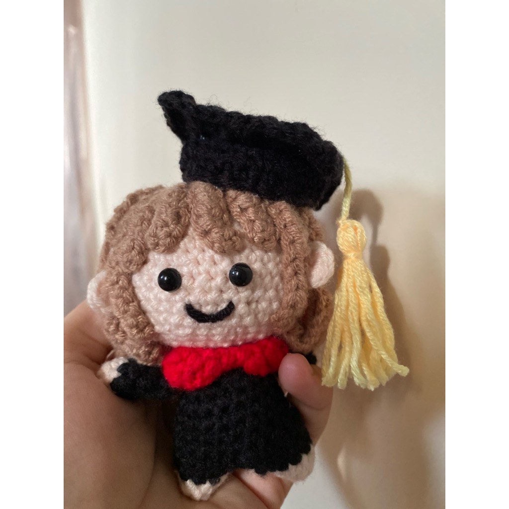 boneka wisuda rajut
