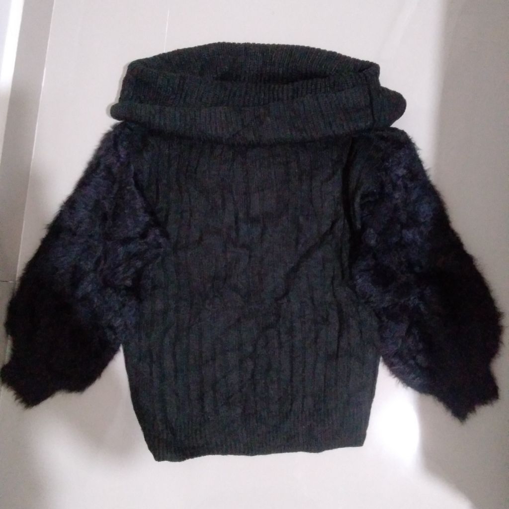Sweater Fuzzy Tebal Lengan Balon Hitam