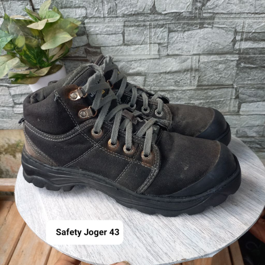 Sepatu second/bekas safety ujung besi merk safety jogger size43 insol28cm