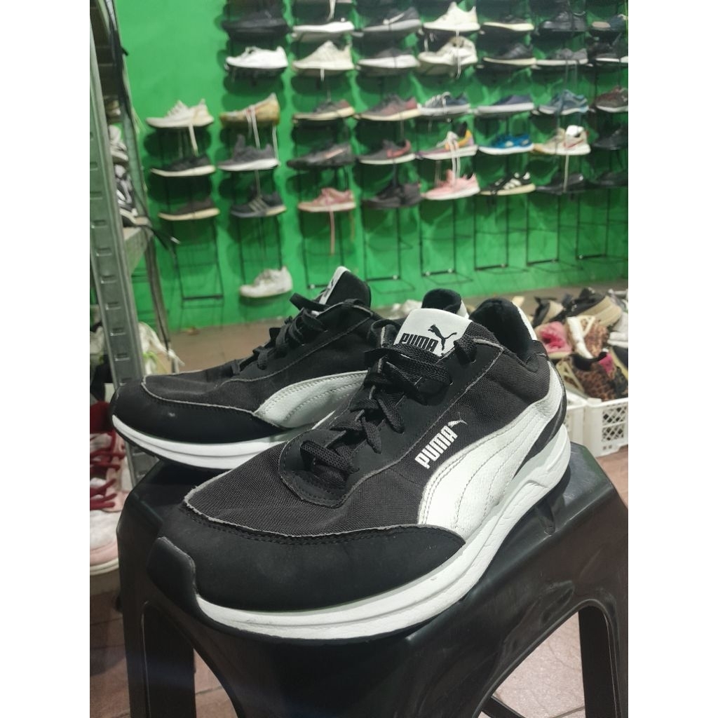 Sepatu Sneakers Puma R78 Lightwind Black White Original Second Size 42.5