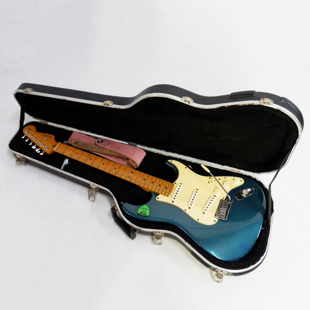 FENDER Stratocaster USA Original Corona California Tahun 2000 Gitar Elektrik Listrik Melodi Guitar
