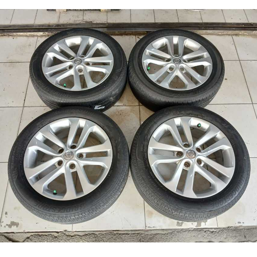 Velg Mobil Bekas Original Nissan Juke Ring 17 Ban Bridgestone 215 55 R17