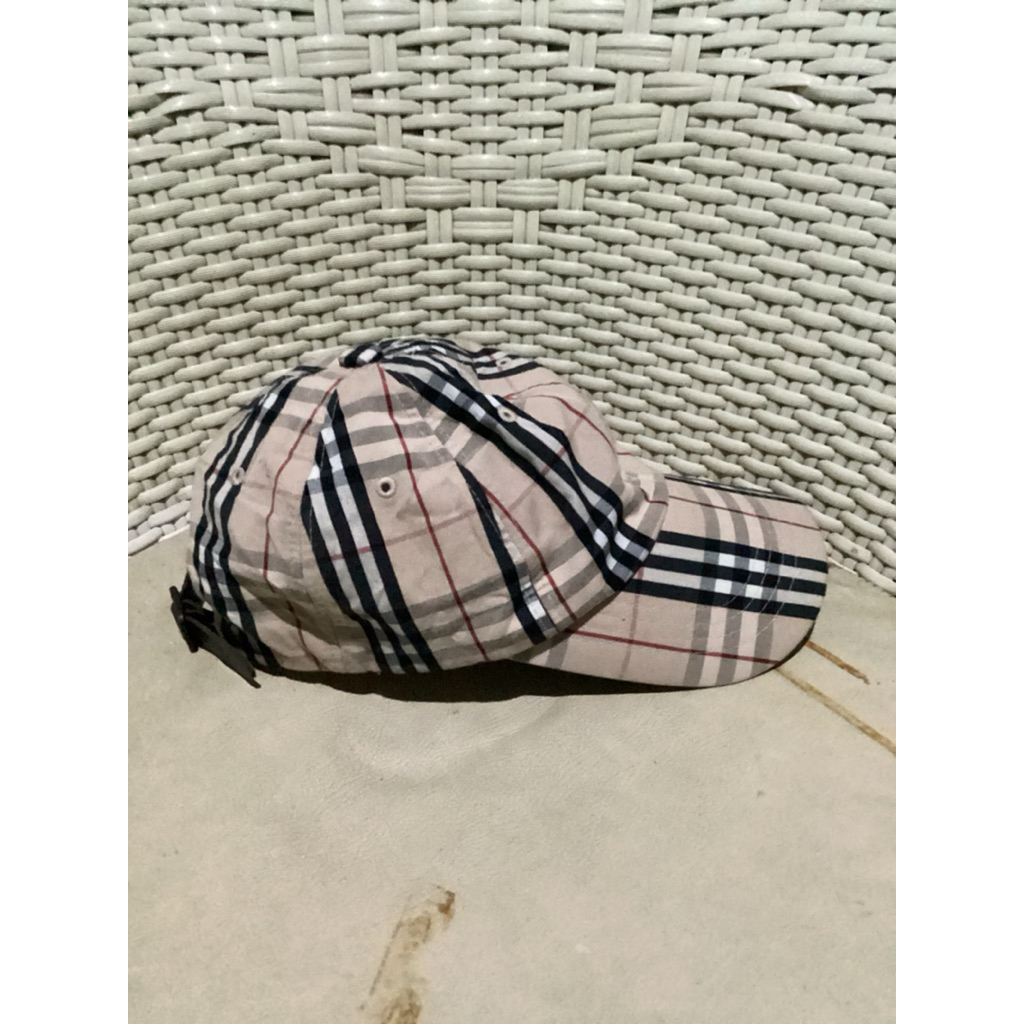 topi motif burberry