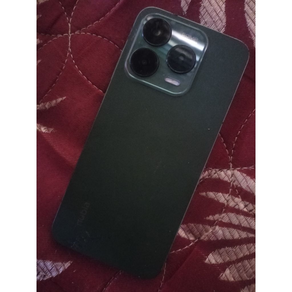 ZTE Nubia v70 ram 8/128 lupa pola