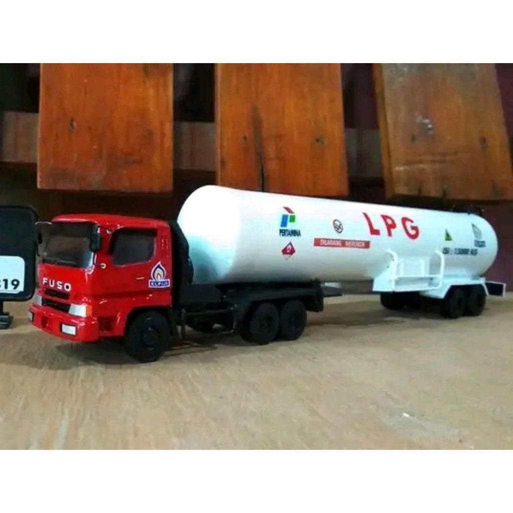 Miniatur truk Fuso Tangki LPG