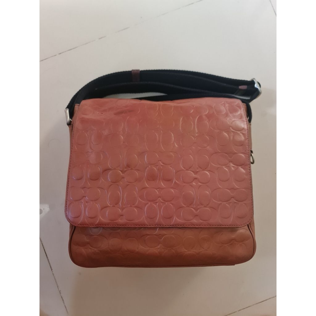 258. Coach Signature Chocolate Sling Messenger Bag Men Pria
Seri : F1160 72115

Preloved
Leather Kul