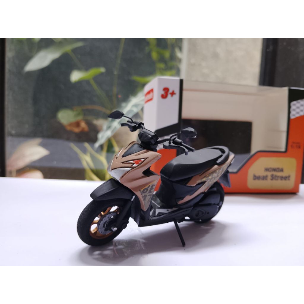 Miniatur motor Honda Beat Carbu deluxe cream mainan diecast motor  skala 1:18 minimo murah