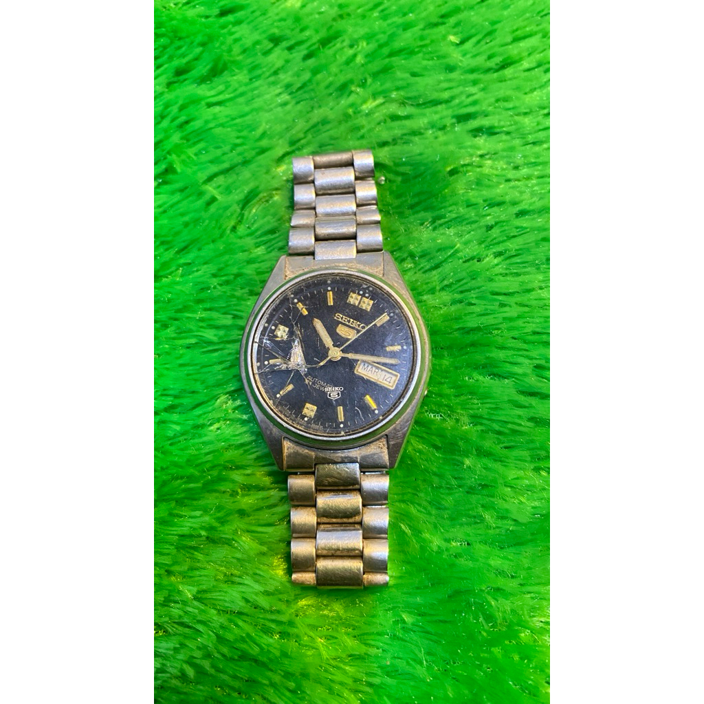 (Bahan) Seiko5 Autometic dengan dial hitam yang elegant