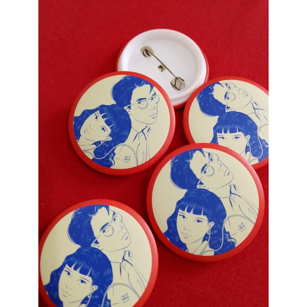 BUTTON PIN: Dirga & Rana (4,4cm) TABLE FOR THREE Official Merch