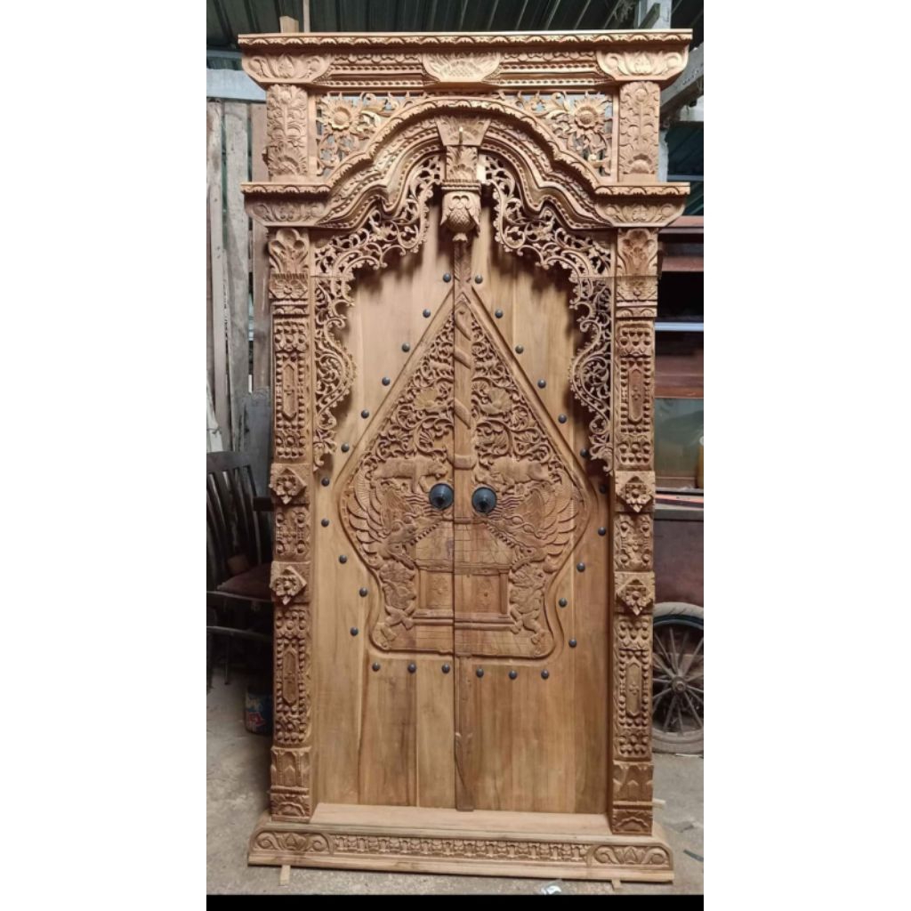 pintu gapura ukir
