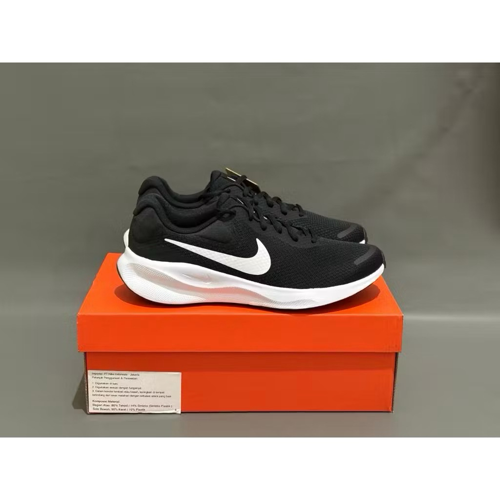 (SALE)NIKE REVOLUTION 7 BLACK WHITE ORIGINAL 100%