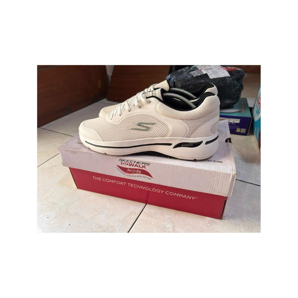 Skechers Putih ukuran 45