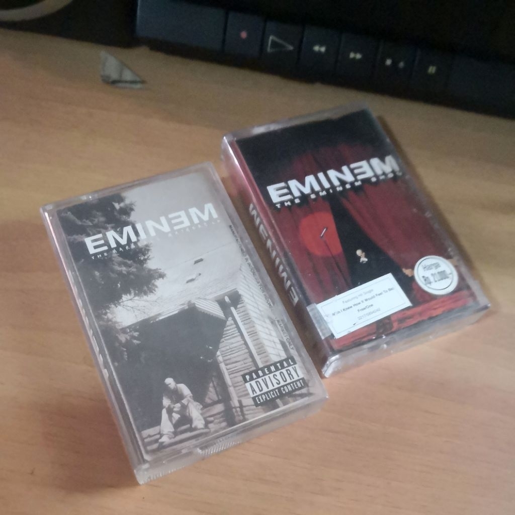 sepasang kaset pita Eminem album the marshall mathers LP dan the Eminem show