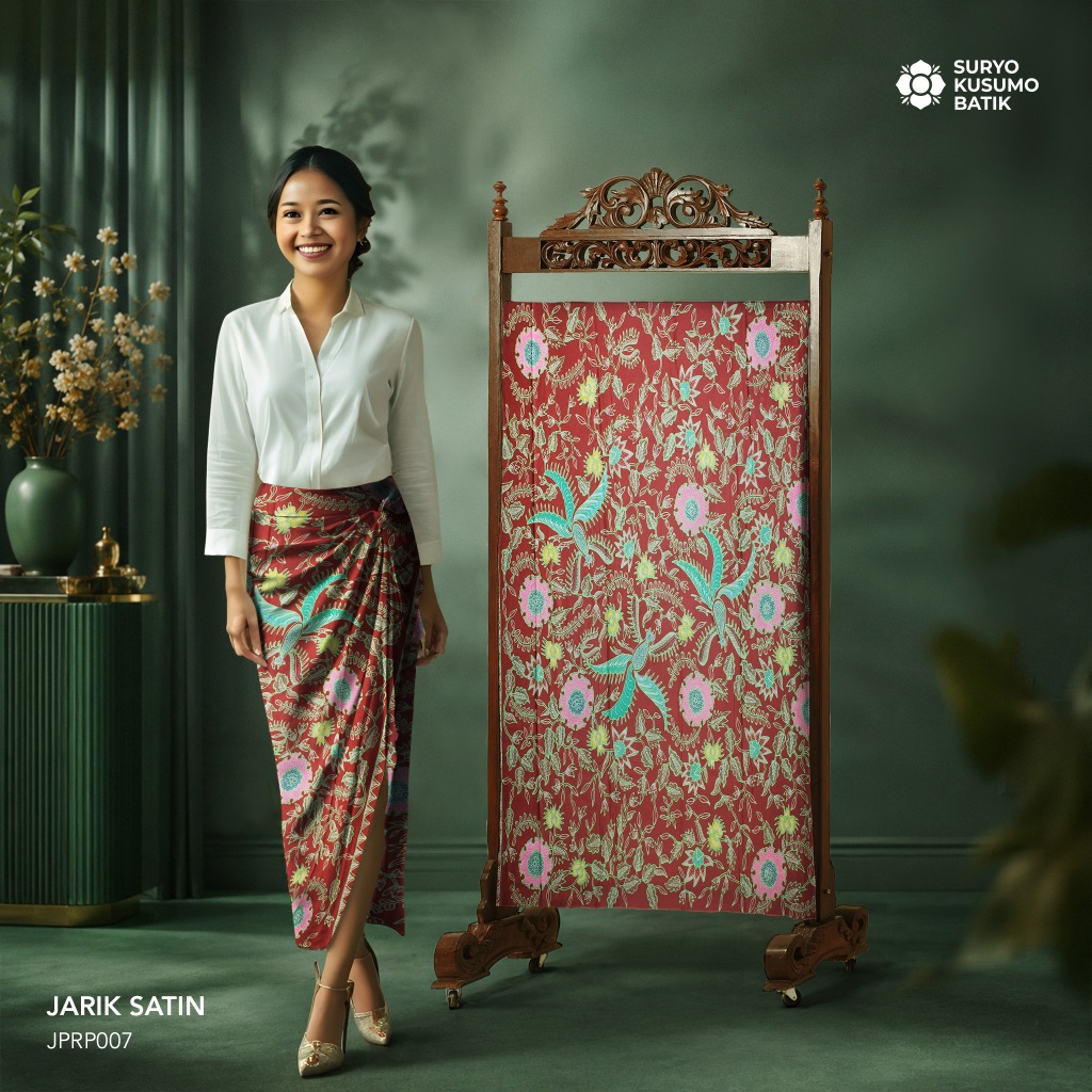 Suryo Kusumo Batik - Kain Jarik Batik Tulis Satin - Burung Cuwiri Merah