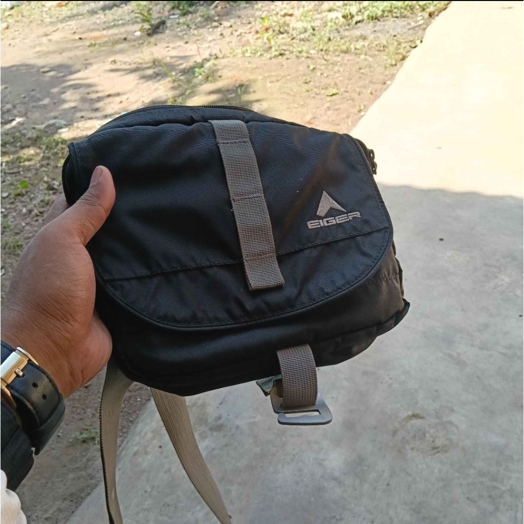 Tas Slempang Hitam Eiger