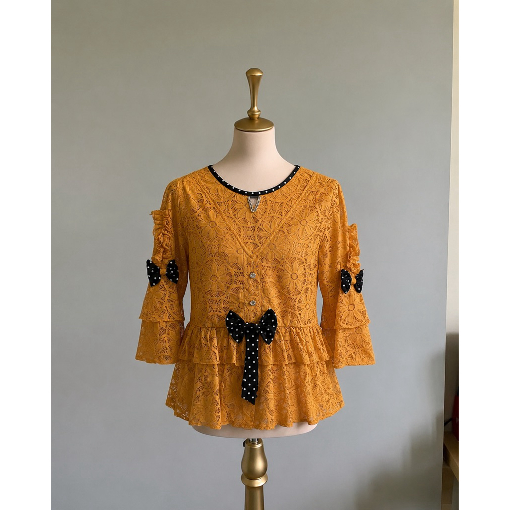 Preloved Blouse Wanita Brokat Peplum Pita – Atasan Lace Mustard Lengan Ruffle Feminine