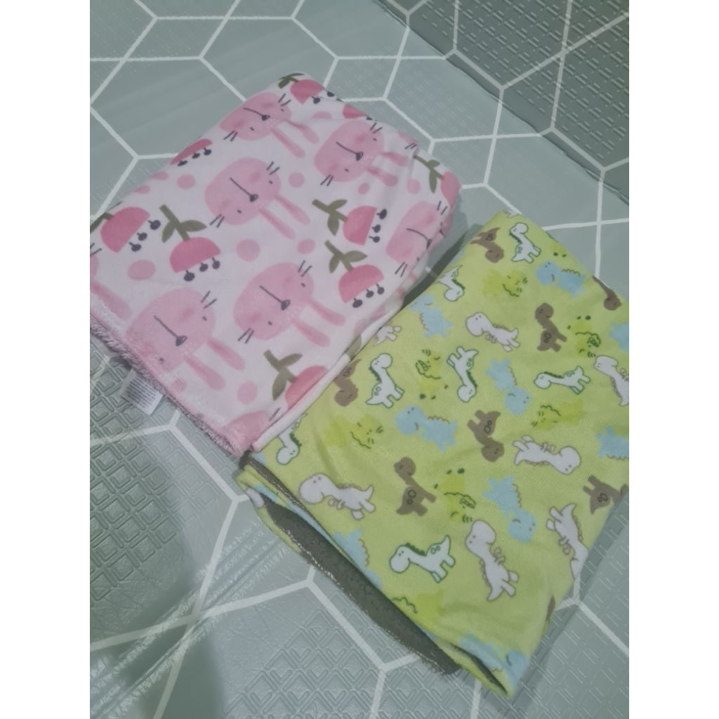 PRELOVED BLANKET/SELIMUT BAYI MOTIF DINOSAURUS KELINCI