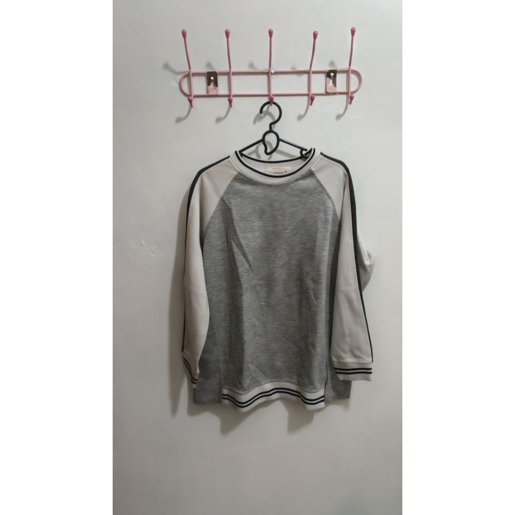 Crewneck Sweater Sweatshirt Top Kaos  Atasan Hattaco Rani Hatta Preloved PL Bekas