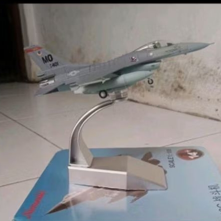 model kit pesawat F-16 (1:100)