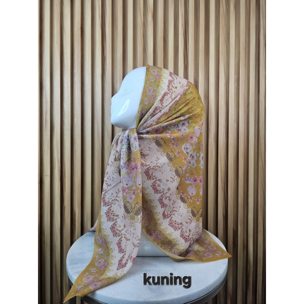 KERUDUNG SEGI EMPAT VOAL MOTIF BUNGA ARUMI KUNING