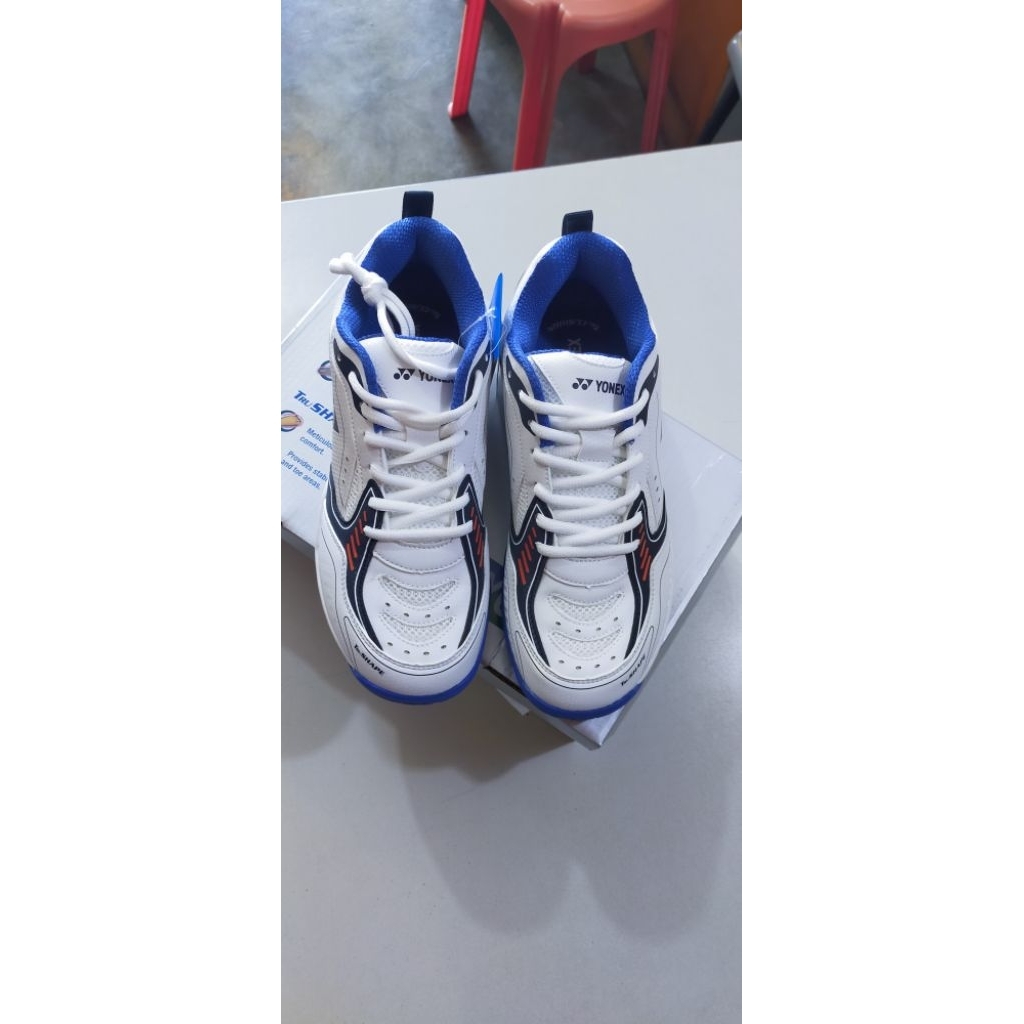Sepatu yonex ori mach3 biru putih.
