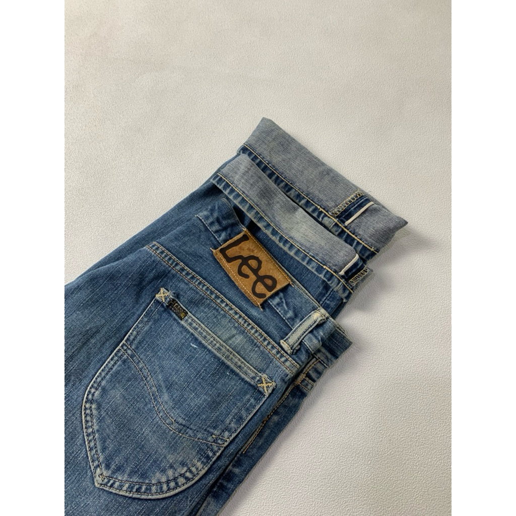 NV-206 Lee half selvedge jeans   Size 31 Lebar pinggang 82cm Panjang 115cm Paha 30cm Open leg 21cm