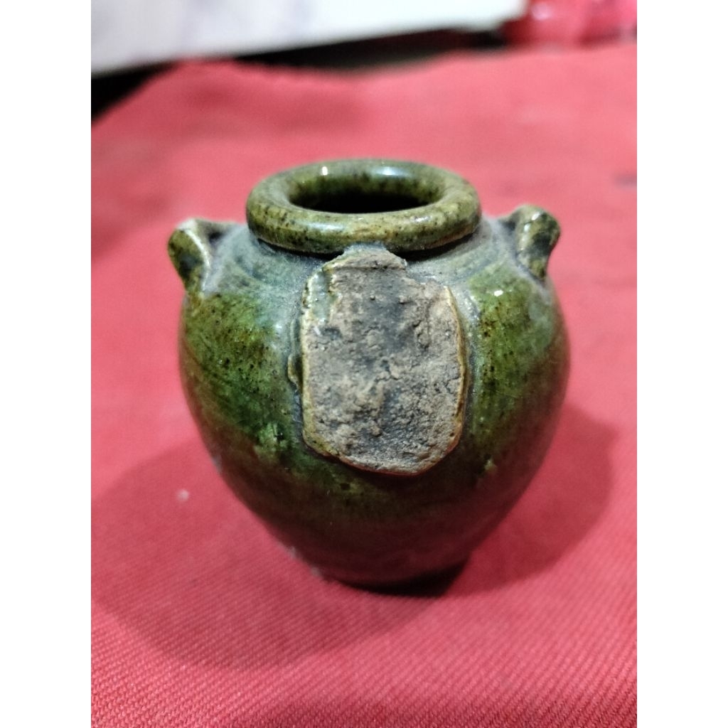Guci antik china hijau celadon keramik.Buli buli temuan