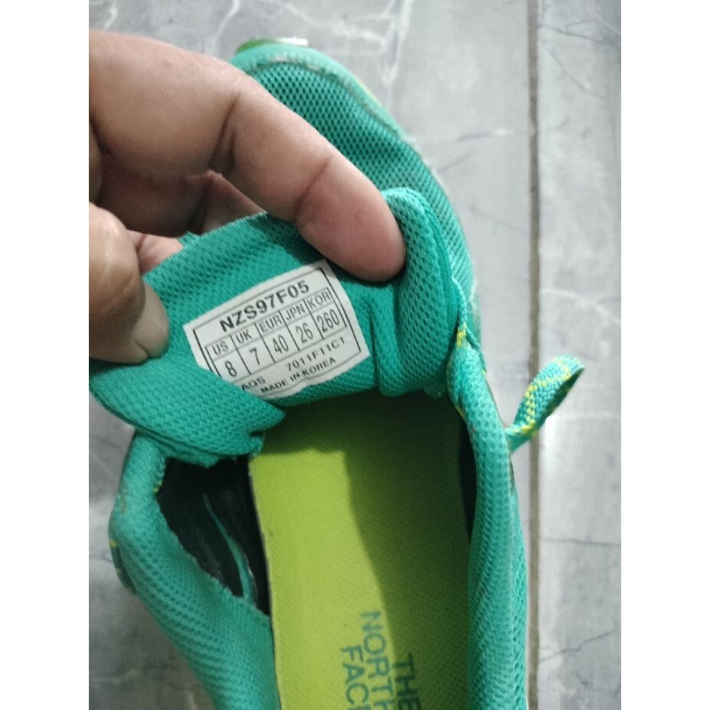 sepatu second original TNF  size 40/26