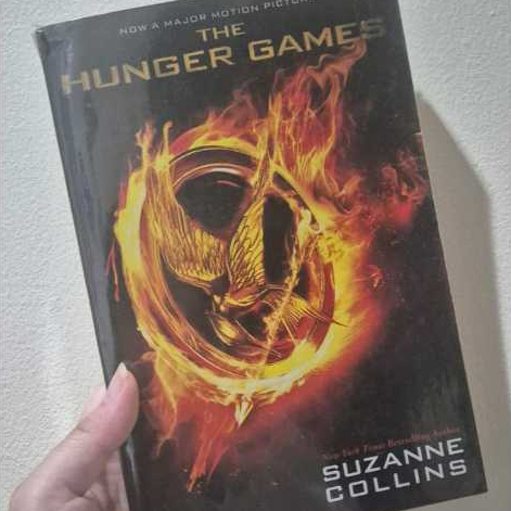 The Hunger Games by Suzanne Collins (Preloved)