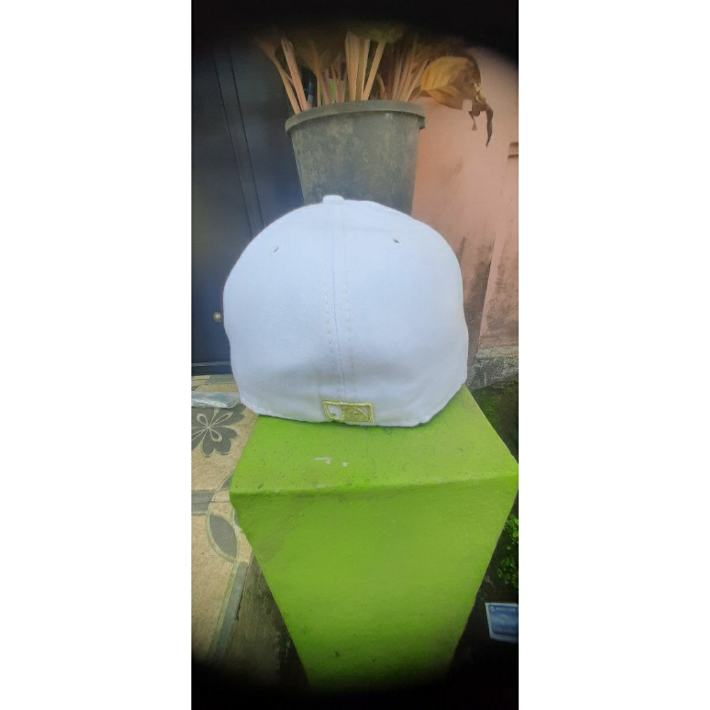 topi new era putih