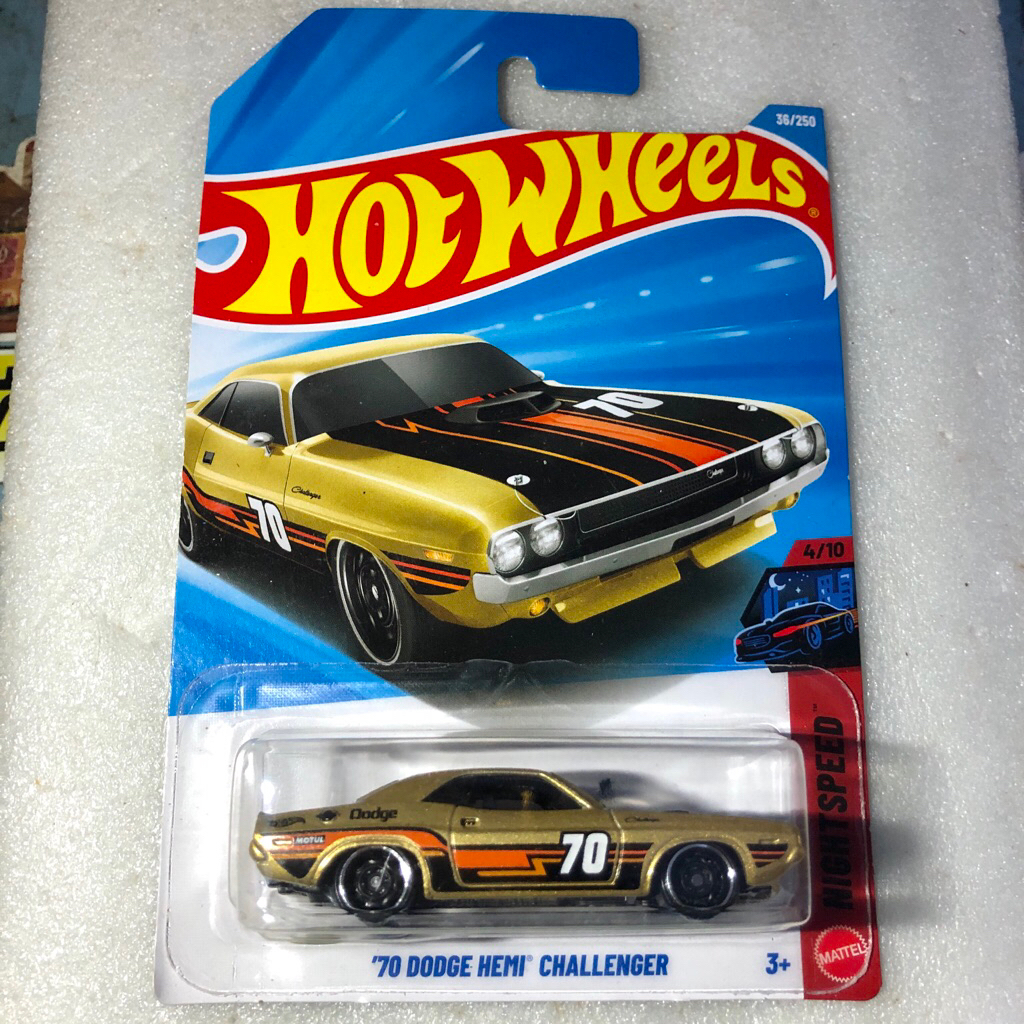 Hot Wheels 70 Dodge Hemi Challenger Emas