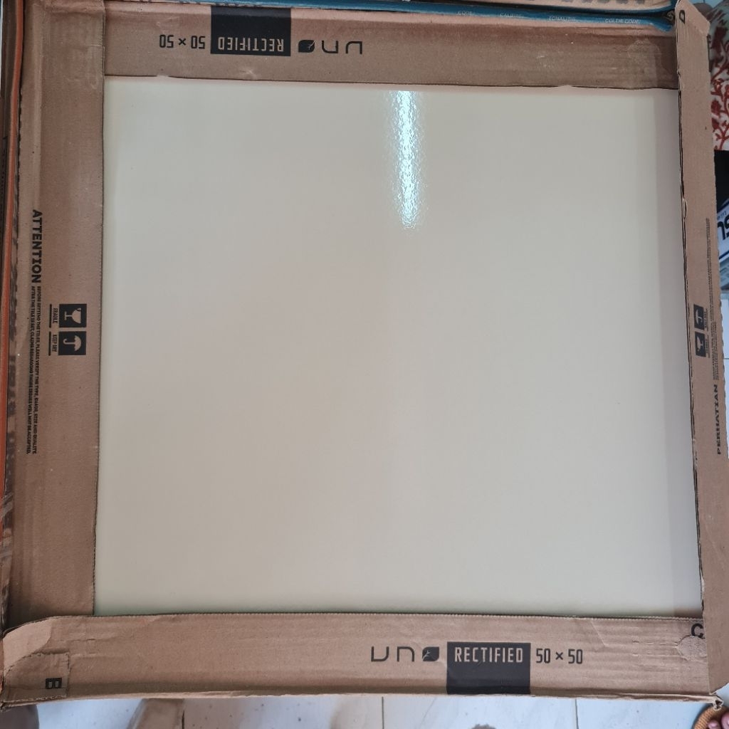 keramik lantai 50x50/keramik cutting crem polos/keramik cream polos cuting/keramik polos crem kilap 