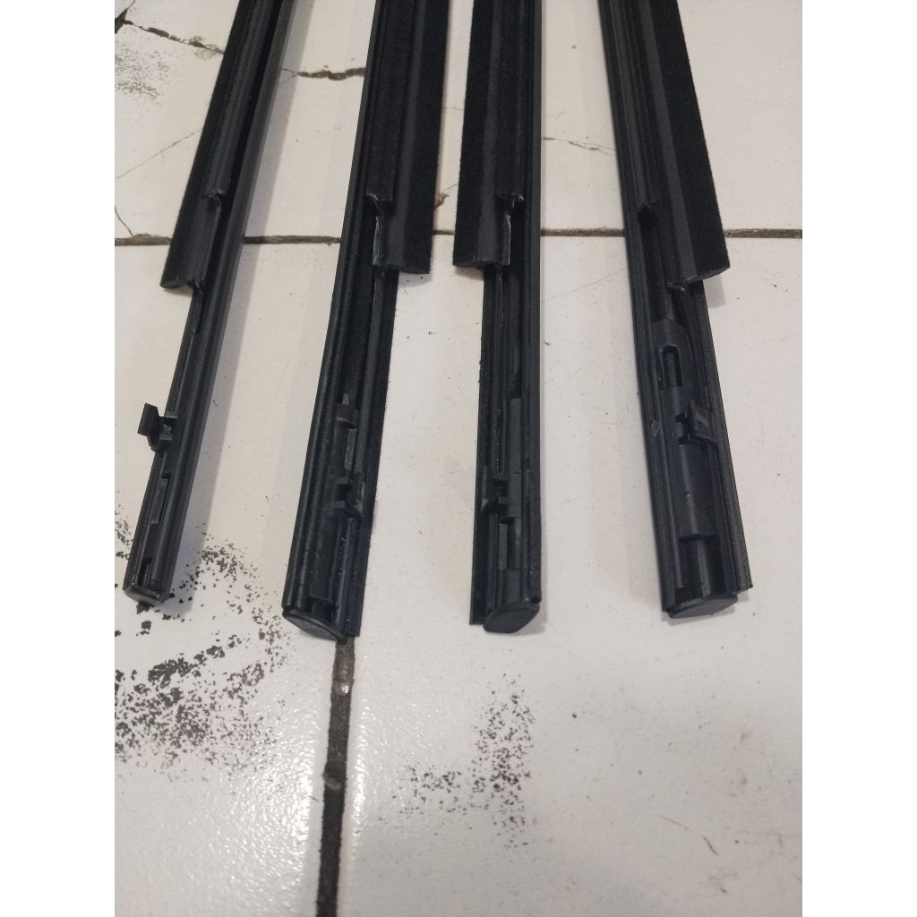 karet plilit / Lis kaca mobil bagian pintu luar TOYOTA VIOS GEN 2, th 2007-2013 (chrome)