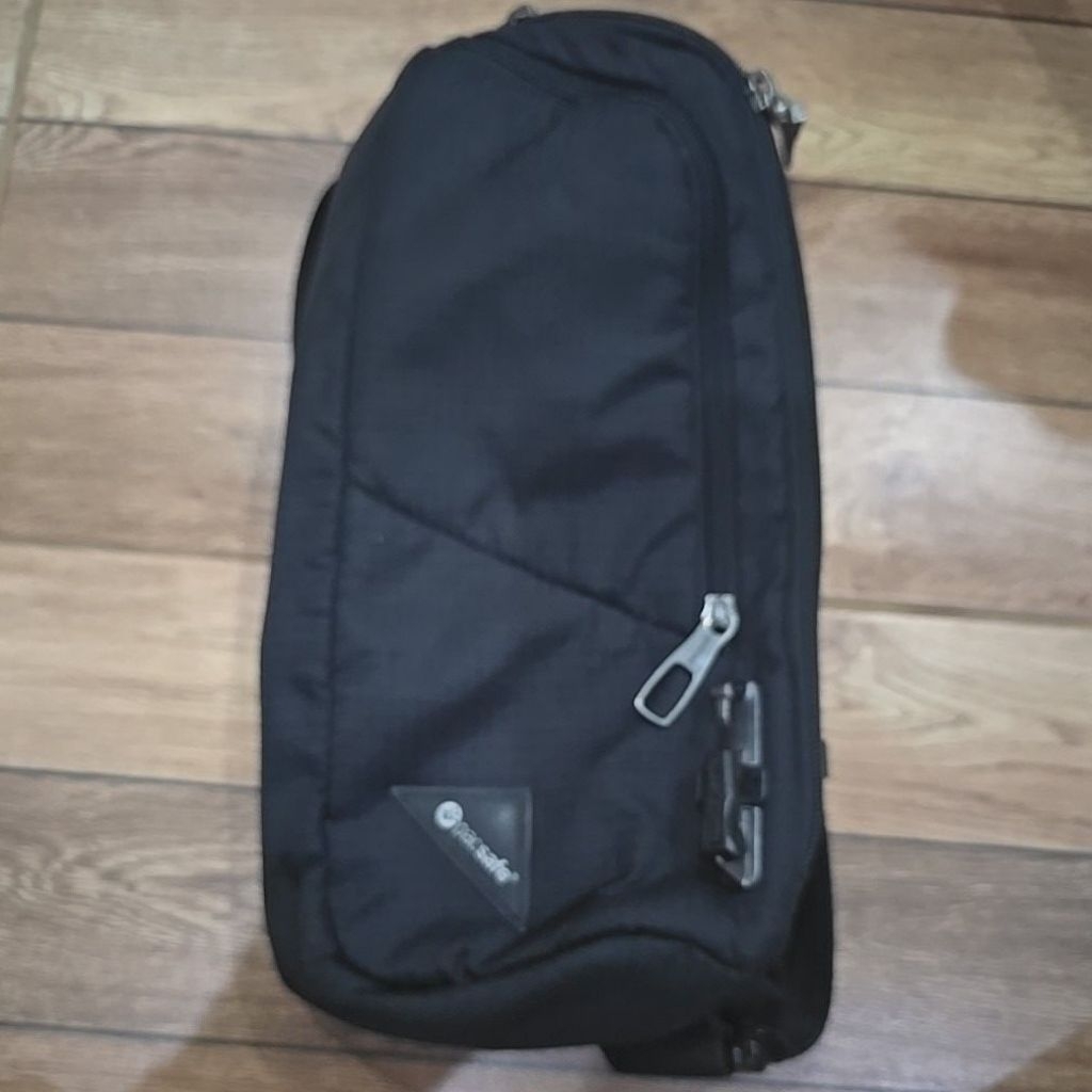 Preloved Tas Selempang Pacsafe Vibe 150