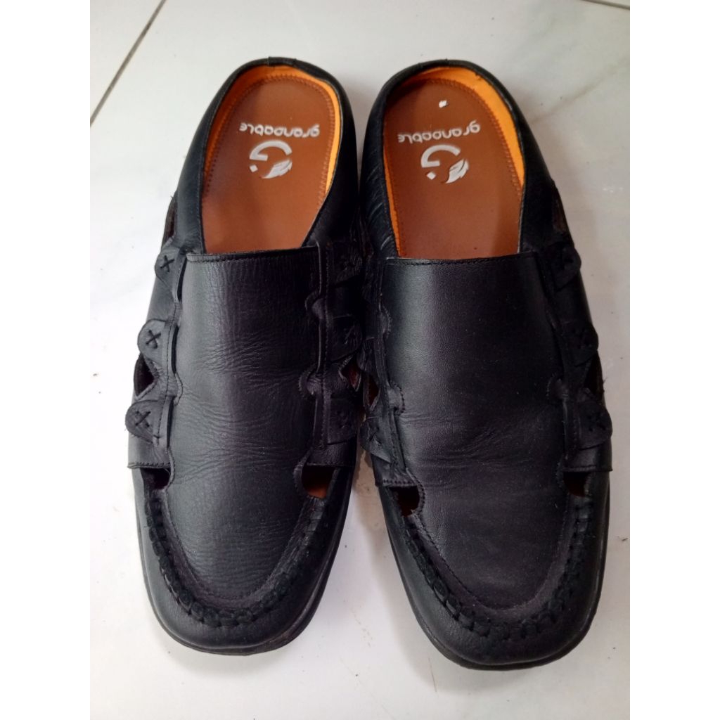 sendal slip on sendal kulit asli branded size 43 second