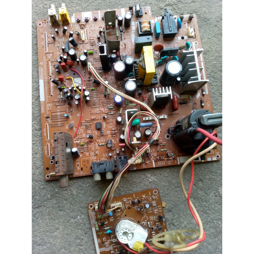 Mesin TV tabung cembung 14inc merk sharp, normal.