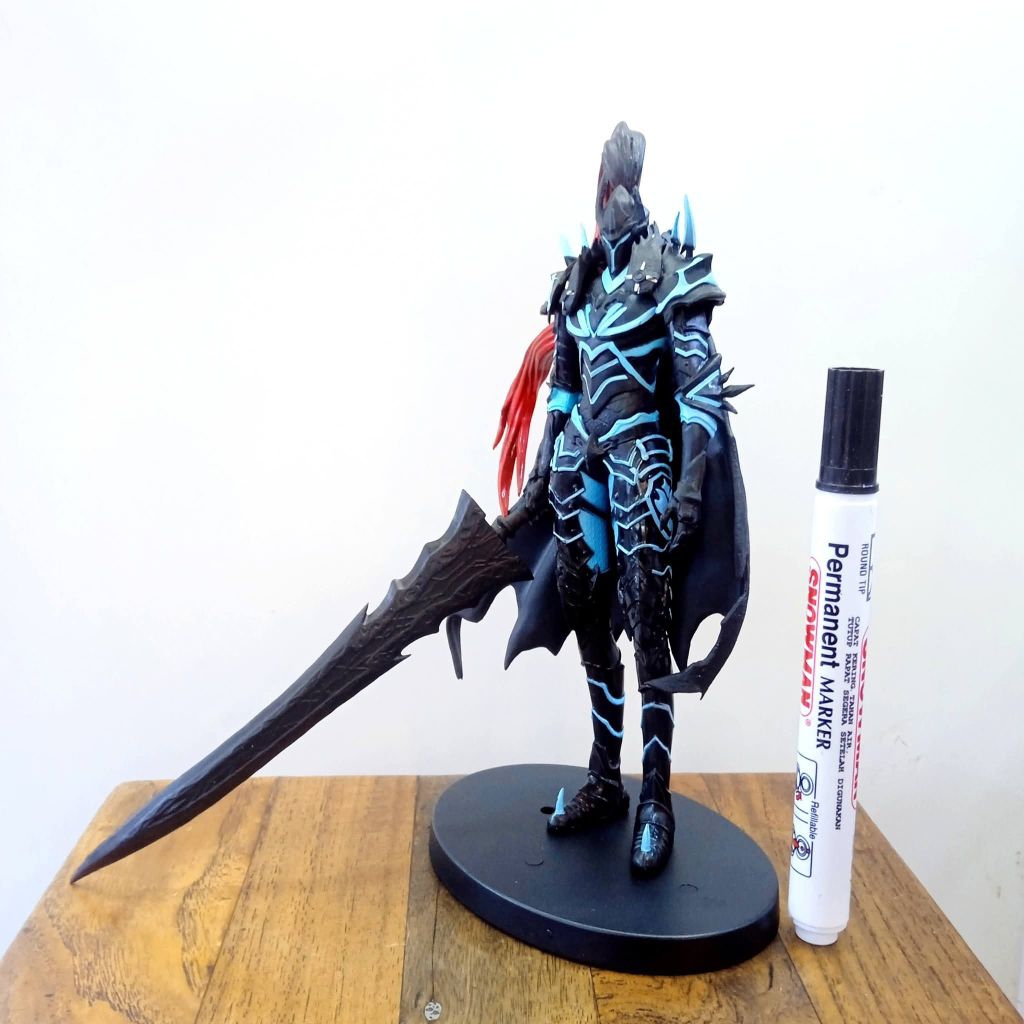 Mainan action figure Igris the Bloodred, a loyal shadow soldier.  21cm PVC action figure of the char